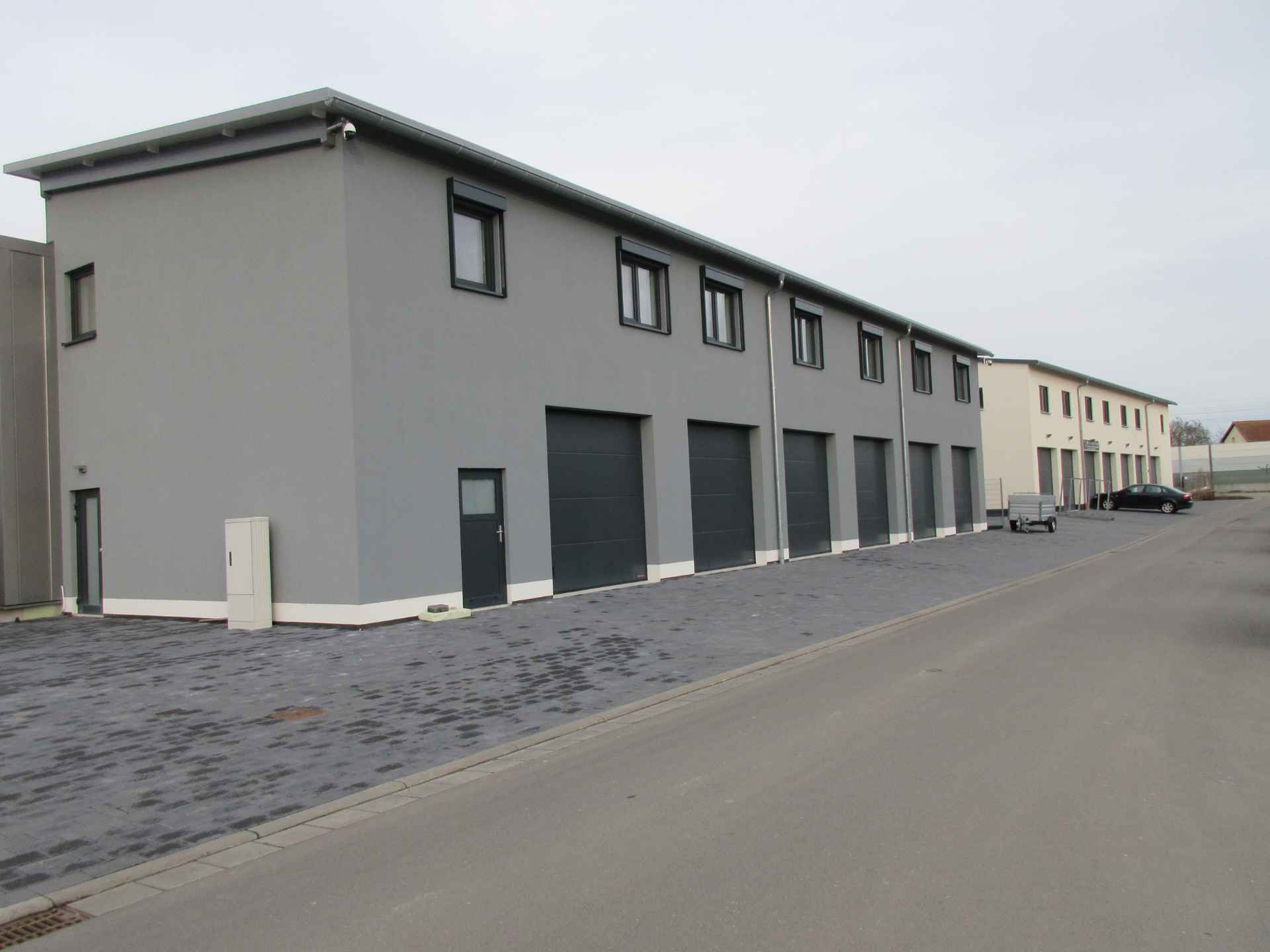Eine Gewerbehalle, ähnlich wie Garagen in Grau